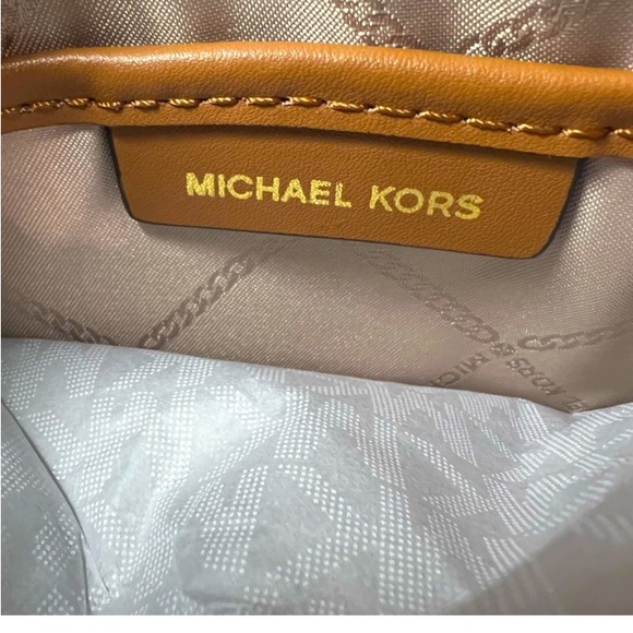 NEW Michael Kors extra large vanilla wristlet - Picture 8 of 8